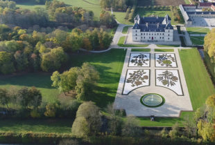 1 Château d_Ancy le Franc nouveaux parterres Ouest et Est vue aerienne 2