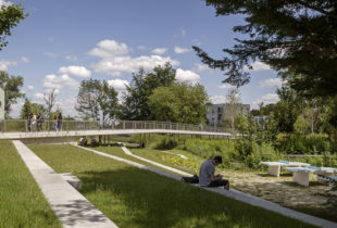 JARDIN ARGENTE, PARIS-SACLAY (91) - D’ICI LA paysagistes concepteurs - Photographie © Pierre-Yves BRUNAUD _  Programme: Aménagement d’un parc naturel urbain naturel et d’une passerelle  LE PROJET  D’une superficie d’un peu plus d’1 ha, le jardin argenté est un élément clé du projet urbain mené par OMA et D’ICI LA sur le quartier du Moulon. L’agence a suivi la maîtrise d’oeuvre de cet espace qui est devenu un élément stratégique des parcours dans le quartier. Dans l’évolution du quartier, il permettra notamment de proposer des liaisons douces efficaces entre l’école Centrale Supélec et le futur métro ligne 18.  Ce jardin illustre les fondamentaux du projet de territoire du Moulon (40 ha), mené en échange avec Michel Desvigne sur la stratégie générale du plateau (3000 ha): conserver et valoriser ce qui peut l’être, mettre en scène la capacité de jardin inondable (rétention des pluies de l’Ecole Centrale entre la vingtenale et la cinquantenale) et proposer un jardin à l’atmosphère champêtre qui soit confortable pour les étudiants.  Maître d’ouvrage: Etablissement public Paris-Saclay  Equipe: D’ICI LA paysagistes concepteurs (mandataire), Alto Step (B.E.T VRD), GMGB (B.E.T structure), Biodiversita (écologue)  Lieu: Gif-sur-Yvette, plateau de Saclay (91)  Superficie: 5 000 m²