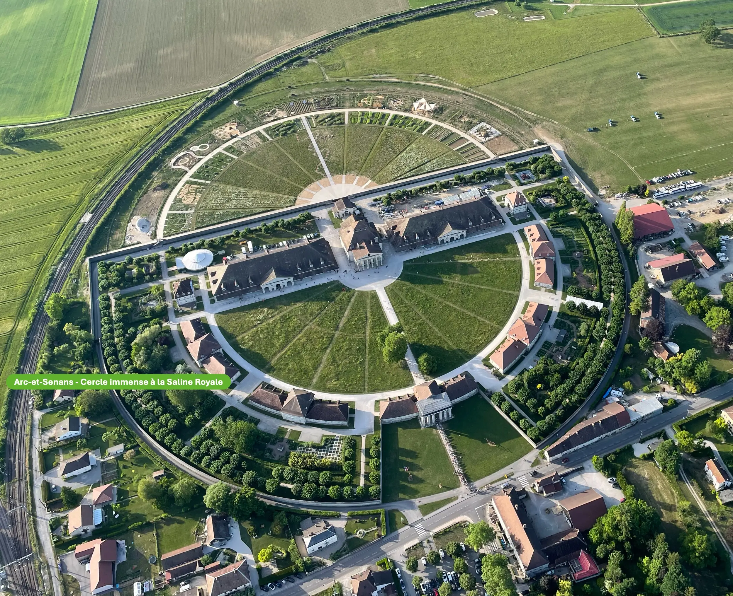 Arc-et-Senans  Cercle immense à la Saline Royale