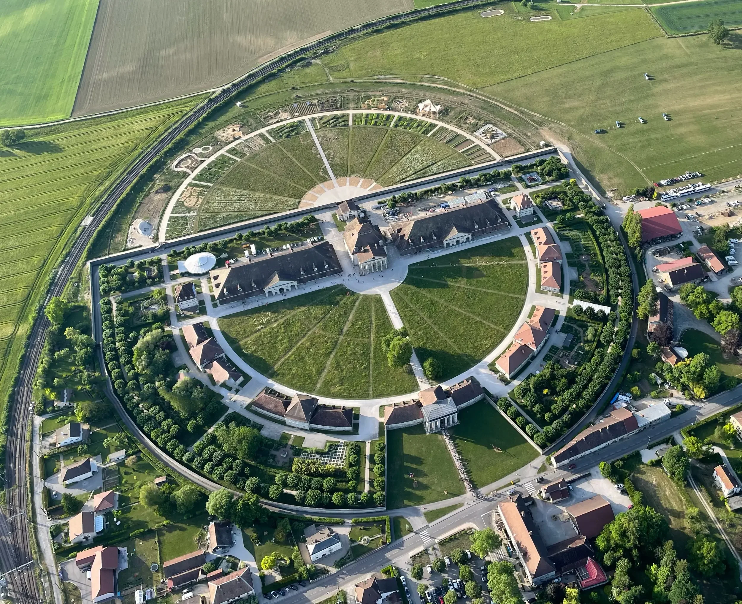 Arc-et-Senans – Cercle immense à la Saline Royale
