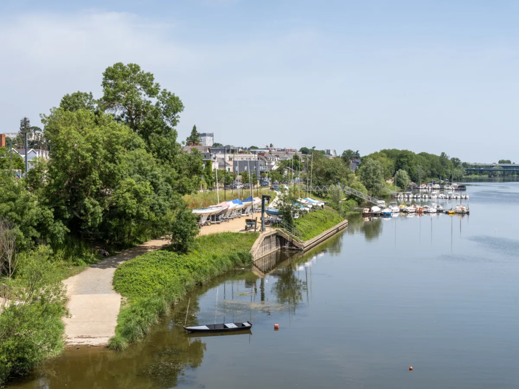 Berges-de-la-Reculee-01